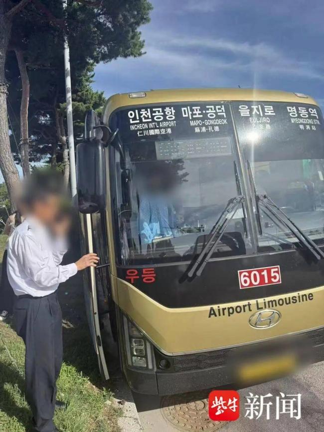 国外司机忘记在开车离座救人致翻车 中国乘客英勇救援