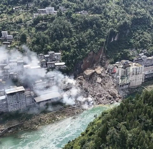 重庆崩塌最大山石体积相当于1栋楼 救援难度大增