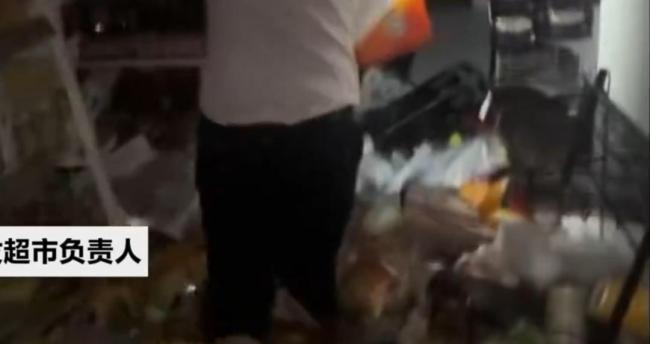 昆明一大型商超遭暴雨倒灌被淹 洪水致数百万元损失