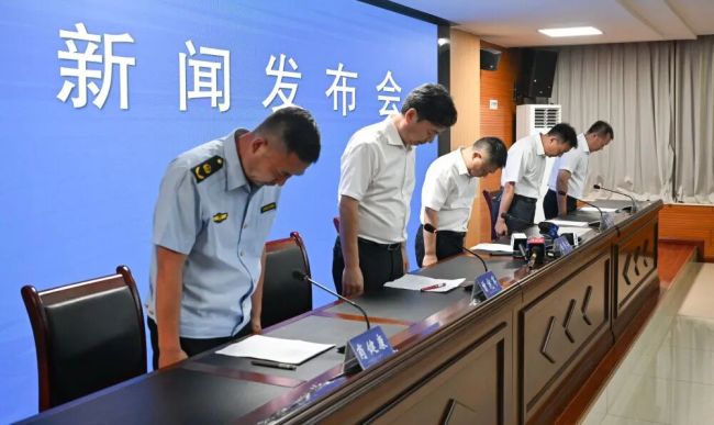 最早喊居民撤离的网格员被碎石击中 英勇行为感动众人