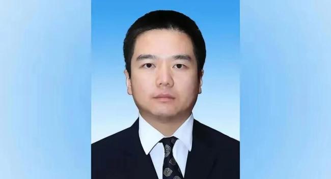 “县长硬刚首富”背后是权力傲慢 从英雄到落马的警示