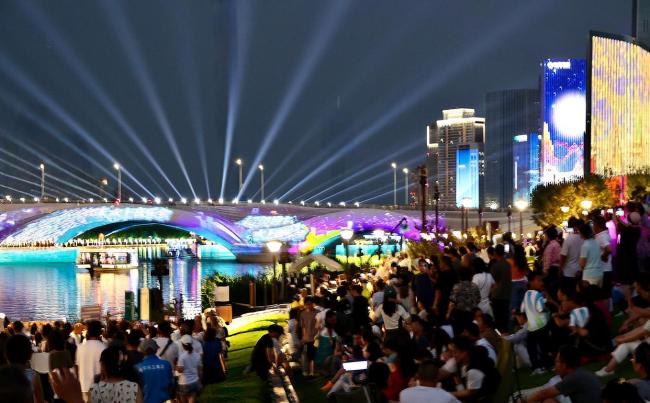 万人同唱《我和我的祖国》 运河夜色里的震撼合唱