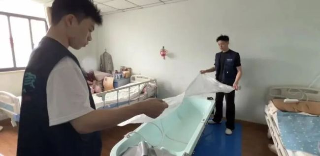 助浴师月入2万?高薪背后全是常人hold不住的压力