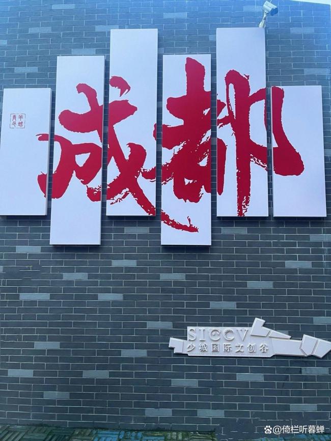 泰国总理夫妇看大熊猫一步三回头 文化共鸣加深中泰友谊