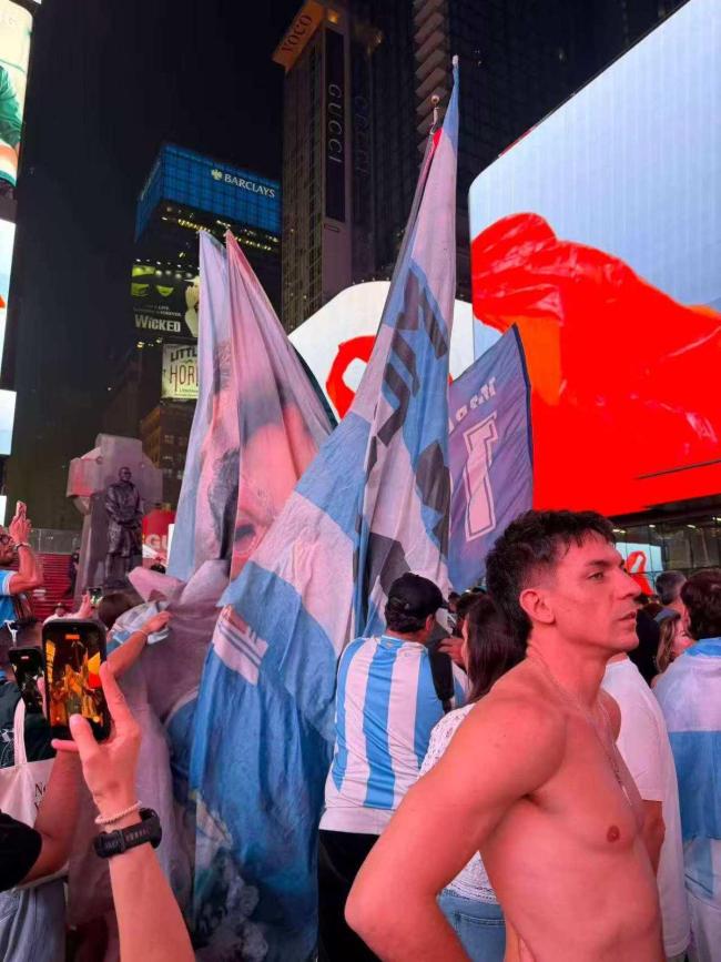 阿根廷球迷“占领”纽约时代广场 蓝白海洋狂欢待决赛