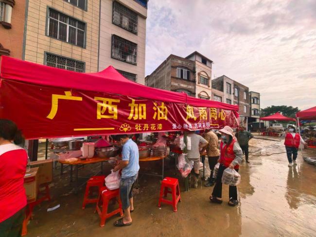 广西横州一高速路口搭起爱心厨房 温情共守一方晴天