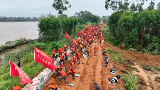 同心鏖战汛情一线 干群并肩共护家园 万众一心抗洪救灾