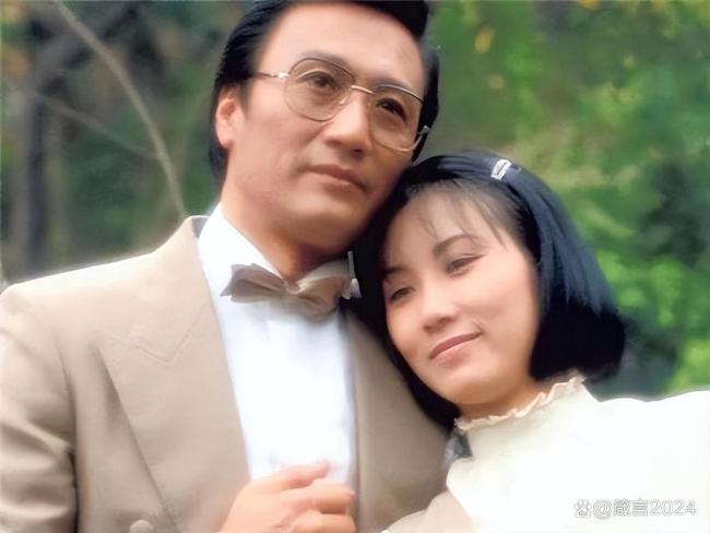谢贤李小龙是同月同日离世 双星同日落