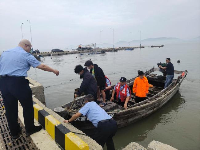 警民联手营救涨潮被困少年 海钓遇险成功脱困