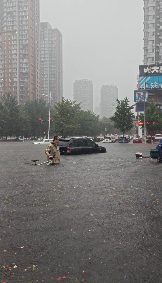 积水齐腰 他说这班非去不可 风雨无阻的坚守