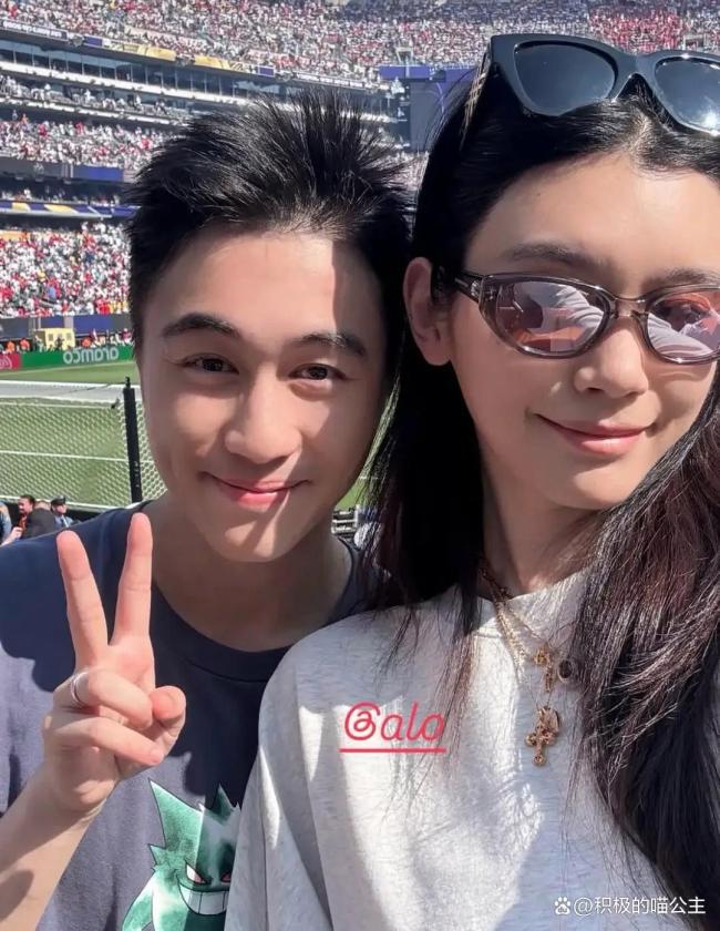 何猷君奚梦瑶现场看世界杯决赛 甜蜜自拍圈粉无数
