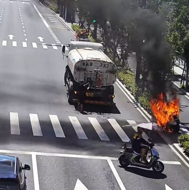 余杭环卫工人灭火护平安 洒水车变“消防车”