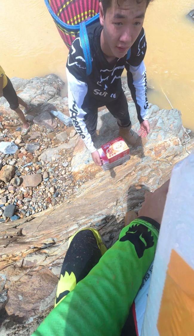 00后重装徒步志愿者去广西灾区送物资 千里逆行显担当