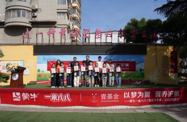 青少年篮球比赛9岁球员1米85 少年强则中国强