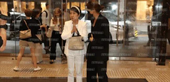 谢贤去世后前妻狄波拉携女儿现身