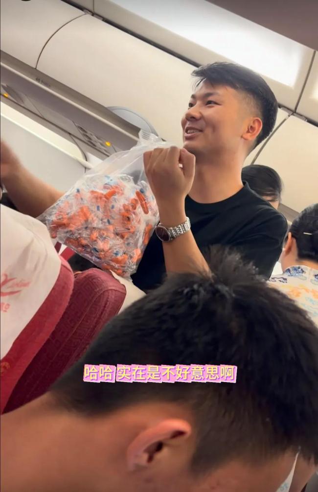 宝爸怕宝宝吵乘客 提前备100副耳塞 温暖“静音”飞行获赞