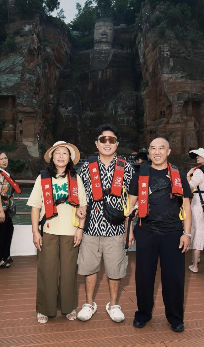 小伙回应花2.5万带父母打车去西藏 圆梦布达拉宫之旅