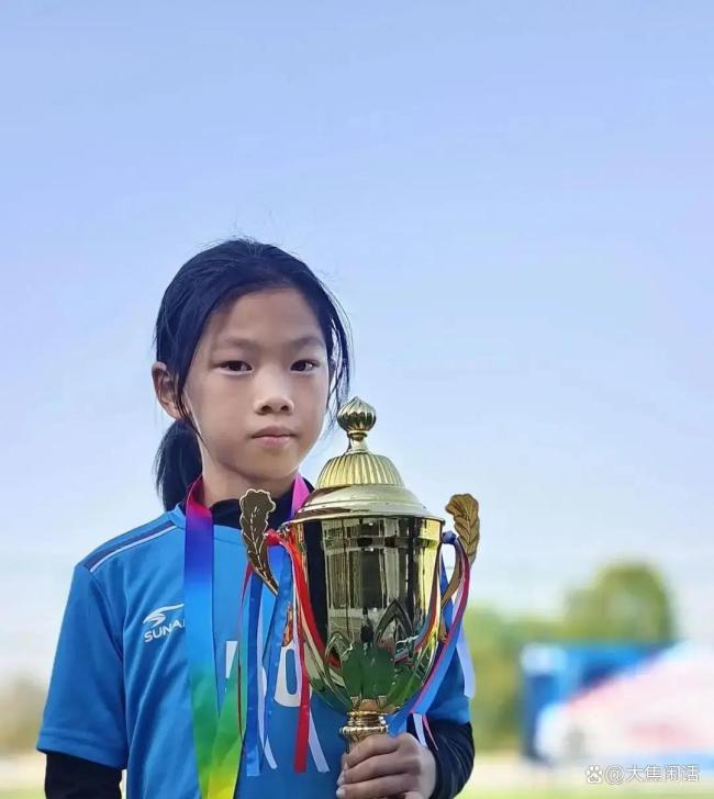 10岁女孩还原回旋踢 一脚成名走红网络