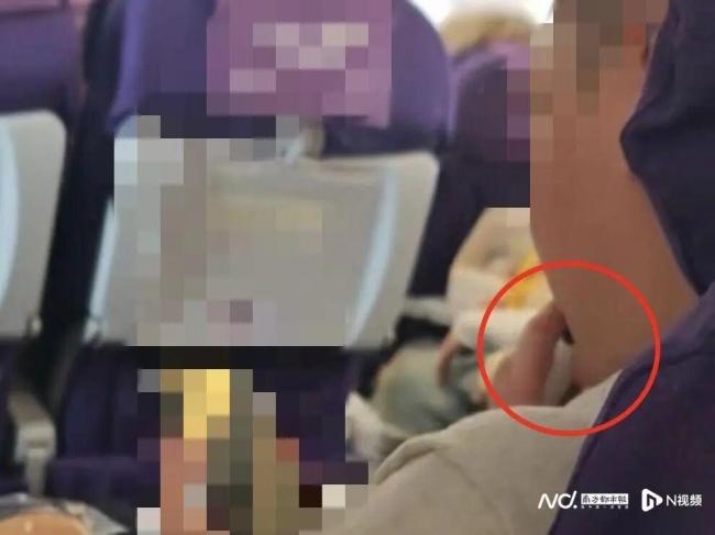 男子飞机上吸电子烟落地被公安带走 违规行为受严惩