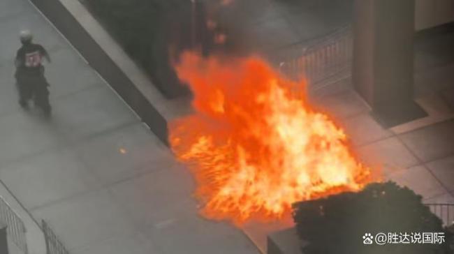 纽约发生恐怖袭击！现场传出爆炸声！联邦大楼被纵火焚烧