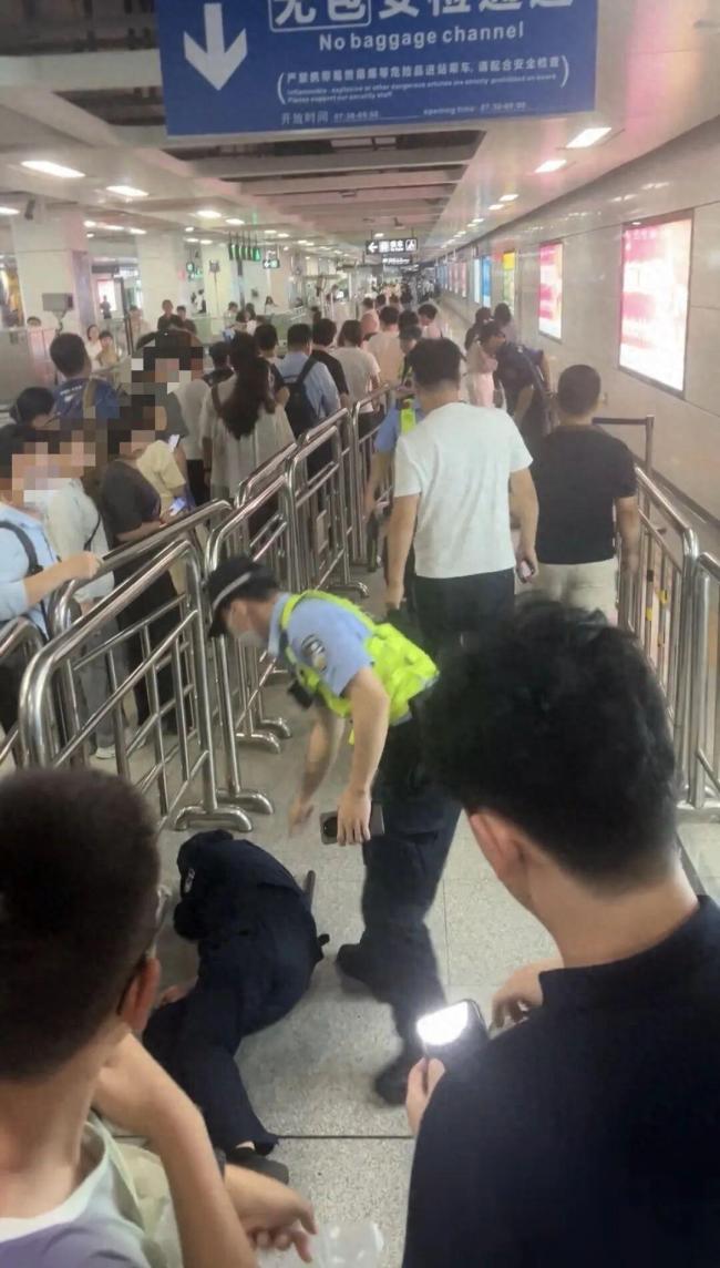 深圳地铁安检员被撞倒 派出所回应