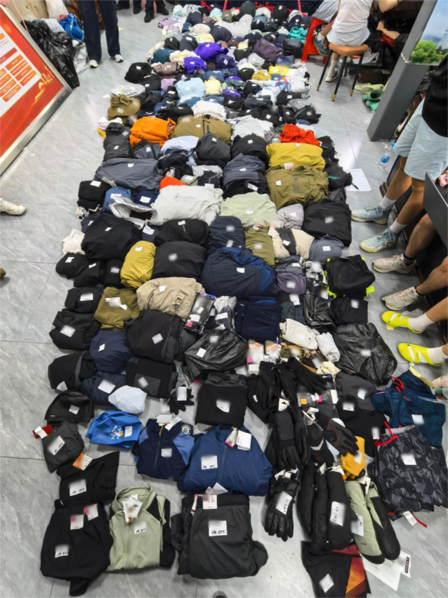 男子偷上千件衣服放二手平台卖 试衣间成盗窃工具