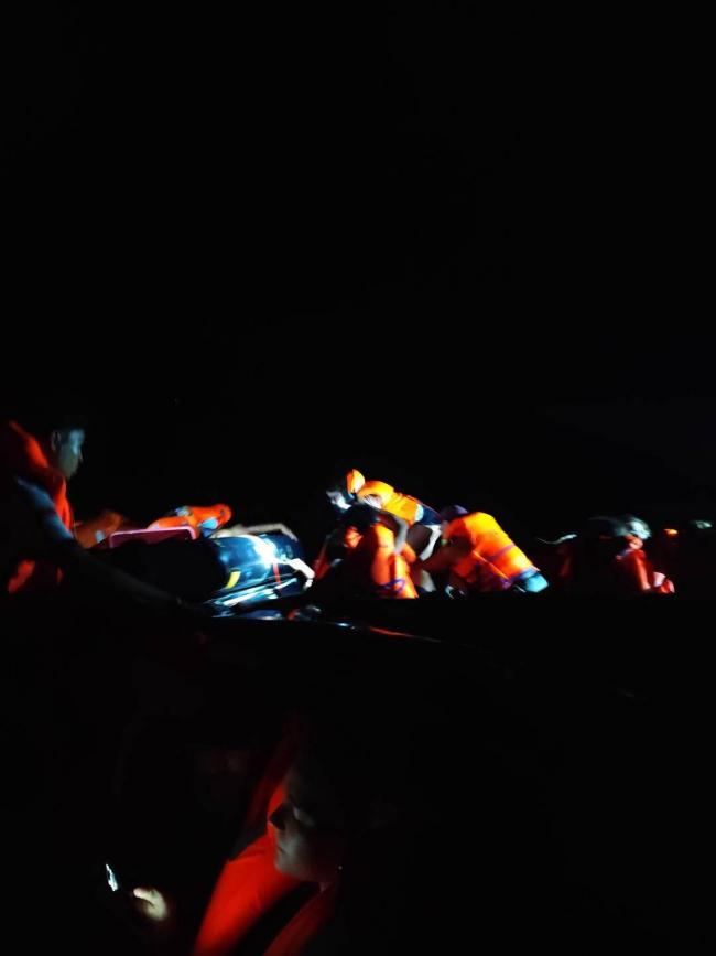 游轮沉没漂流数小时游客发声 深夜海中惊魂记