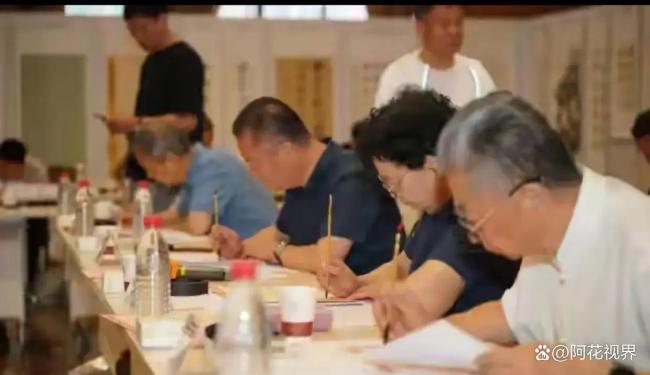 平均年龄超72岁 高校老师手写通知书