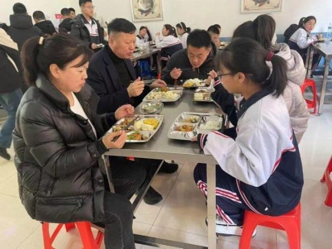 教体局回应教师陪餐问题 教师权益何在？