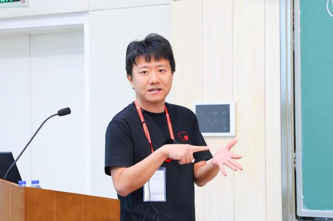 王虹、邓煜均系北大校友 共摘数学界最高荣誉