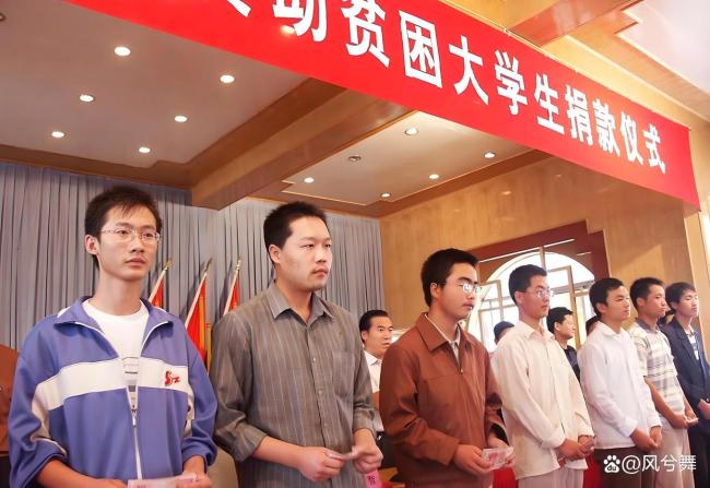 媒体评贫困生每天一杯咖啡被蹲守举报