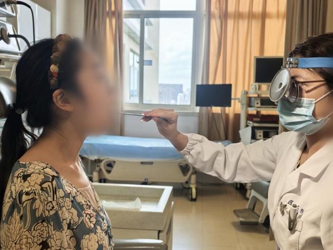 女子嗓子像被刀片割 一查险窒息