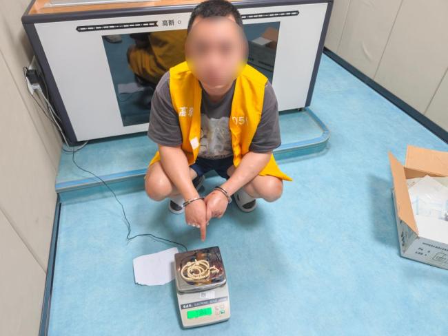男子一年半跨多省卖出12件象牙制品
