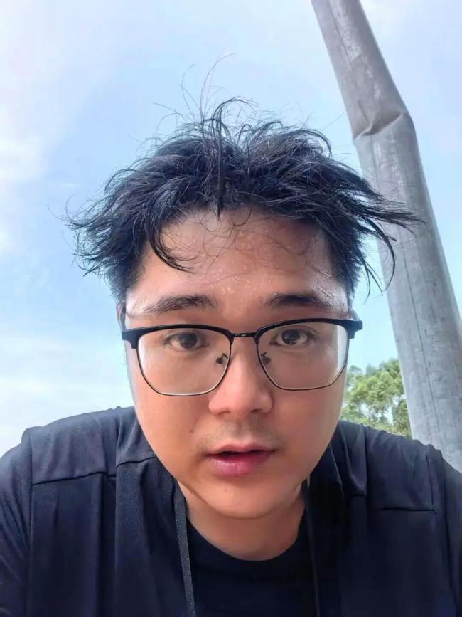救灾志愿者去世 父亲落泪：他曾屏蔽我 29岁小伙徒步6小时背物资进灾区