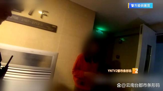 女子尖叫狂敲门 警察追问:吃菌子没 疑因食用见手青中毒