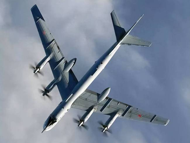 俄轰炸机在日本海上空飞行11小时 俄军实战编队震慑日本