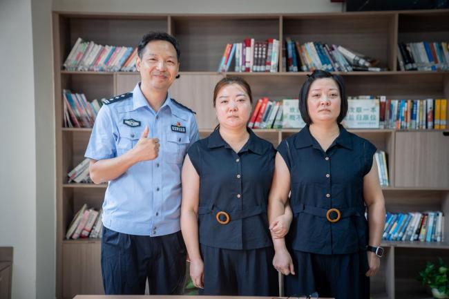 双胞胎姐姐被抱走失联40年终团圆