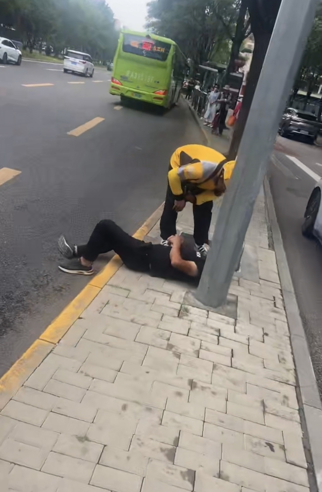 男子醉酒倒地 外卖骑手暖心相助