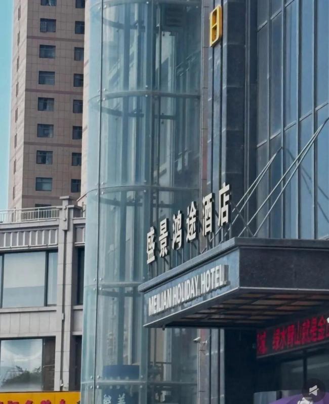女子入住酒店半夜房门竟自动弹开 安全隐患引热议
