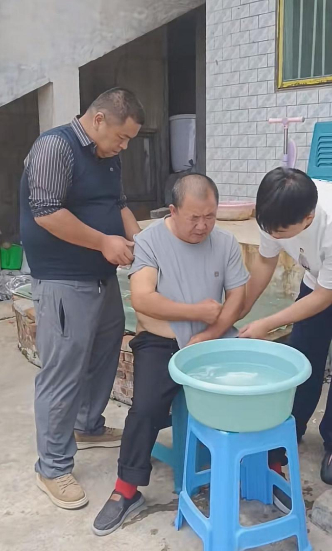 夫妻苦寻被拐儿子32年后终迎团聚 团圆梦圆中秋