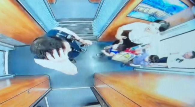 幼童跌入站台缝隙男子俯身探入救出 列车员英勇救人