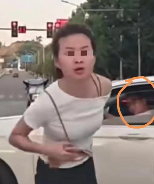 当地通报女子拦车加塞挑衅 规则面前无特权