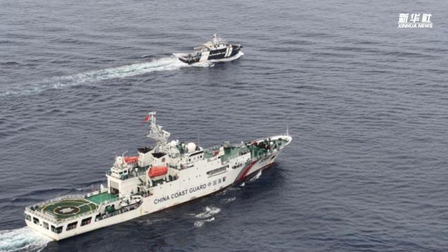 现场画面曝光菲船企图冲闯黄岩岛 中国海警依法驱离