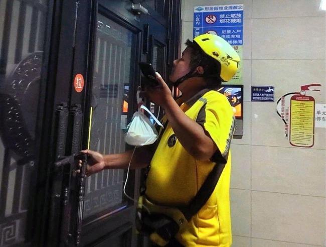 男子为还百万欠款每天跑16小时外卖 奋斗还债与家庭希望