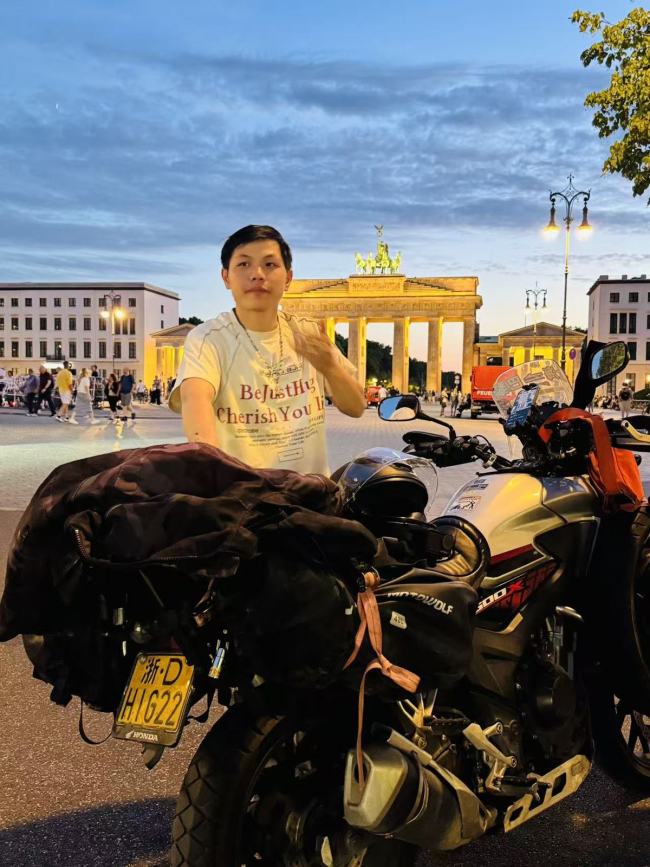 小伙辞职后与女友骑浙D摩托到巴黎 梦想之旅圆满实现