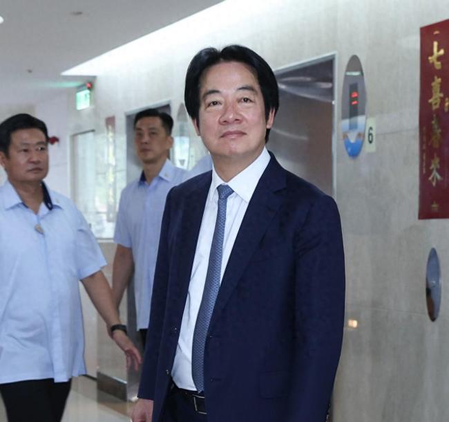 台湾民众大游行怒喊“下架民进党” 反“毒油”抗议潮起
