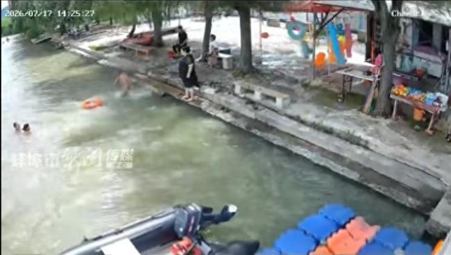 工人救起溺水一家三口默默离开