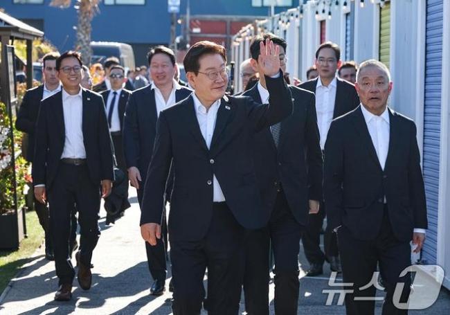李在明和黄仁勋会面 李在镕作陪