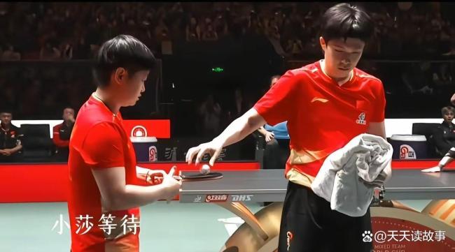 王楚钦击球失败小表情 意外插曲引发全场共鸣
