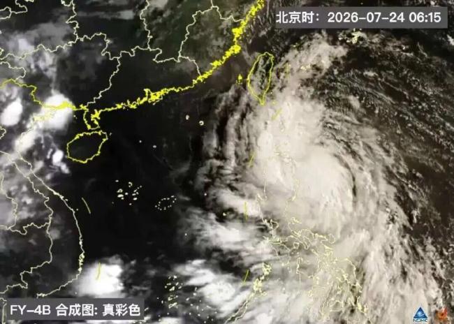 台风红霞登陆瞬间狂风暴雨席卷街区